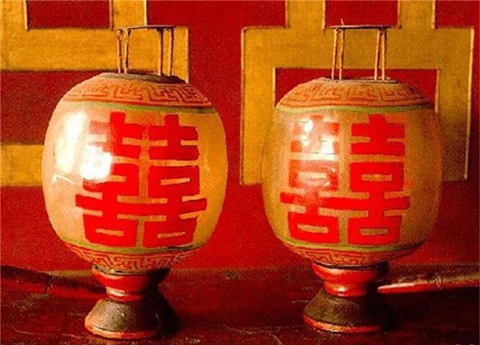 Cặp đèn song hỷ là vật dụng không thể thiếu trong các đám cưới cổ truyền ở Trung Quốc.