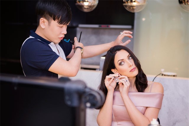 Hoa hậu Hoàn vũ Natalie Glebova nhờ cậy chuyên gia trang điểm Việt 'phù phép'