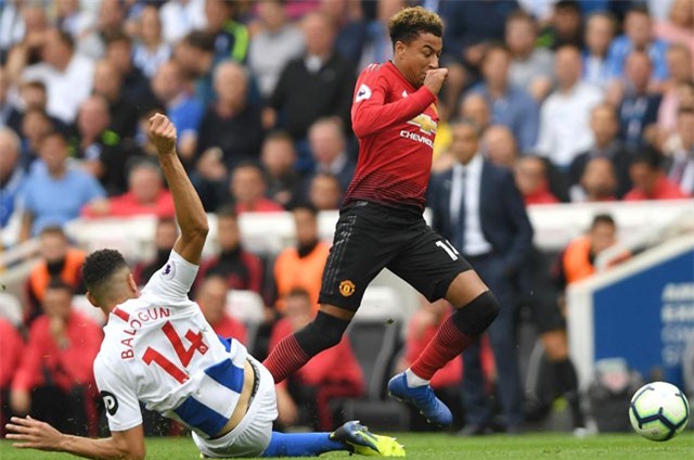 Clip: Hàng thủ đá như mơ ngủ, M.U ‘ngã ngựa’ trước Brighton