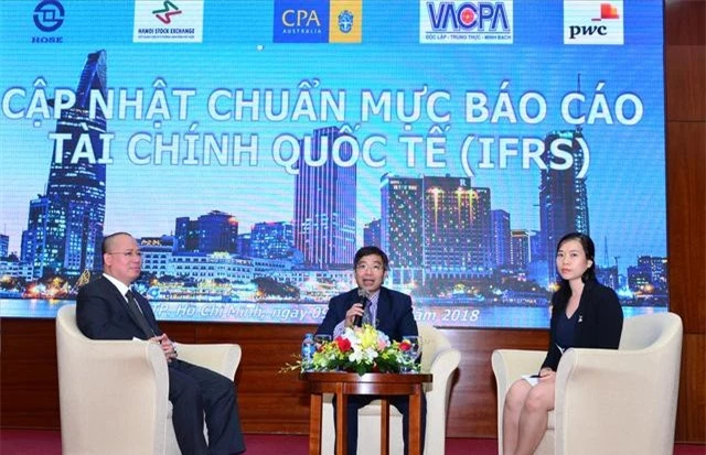 Chuyên gia thảo luận tại hội thảo "Cập nhật Chuẩn mực Báo cáo Tài chính Quốc tế IFRS" ngày 9/8, HoSE.