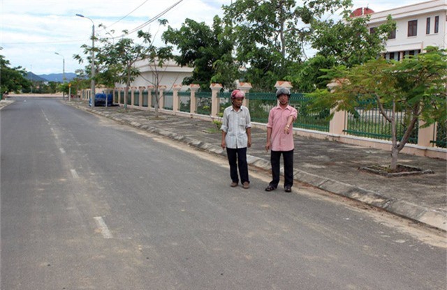 Dùng roi điện, bình xịt hơi cay cướp đi hàng chục cây vàng