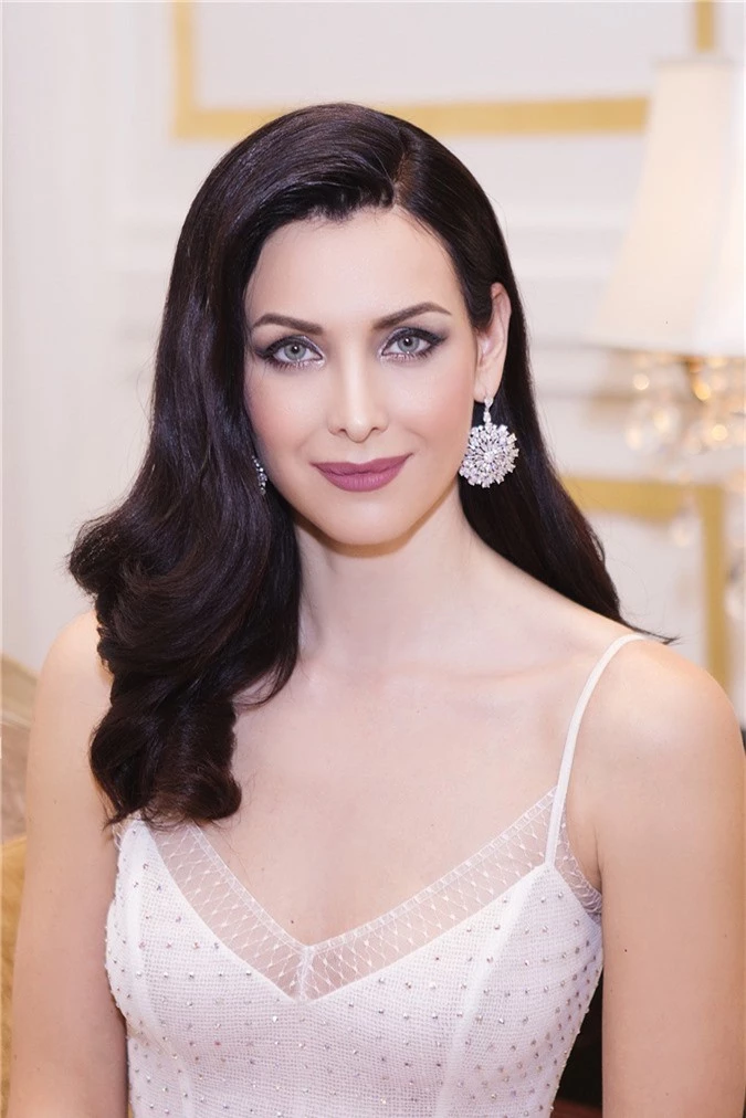 Hoa hậu Hoàn vũ Natalie Glebova được chuyên gia trang điểm Việt \'phù phép\'