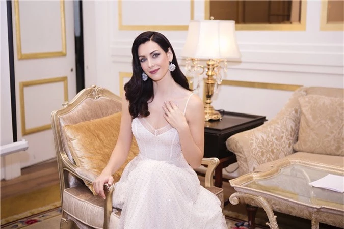 Hoa hậu Hoàn vũ Natalie Glebova được chuyên gia trang điểm Việt \'phù phép\'
