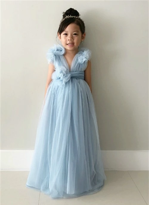 Cô con gái rất phấn khích với chiếc váy do chính tay mẹ làm cho.