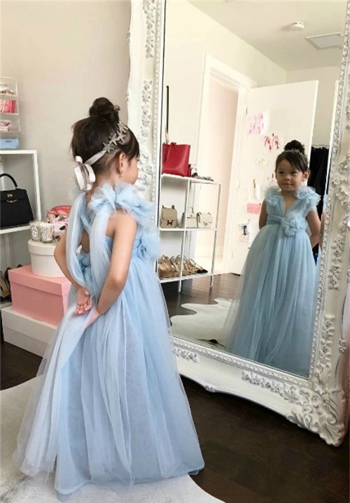 Trên trang cá nhân, chị Hà Trương cho thấy chị và con gái đều yêu thời trang.