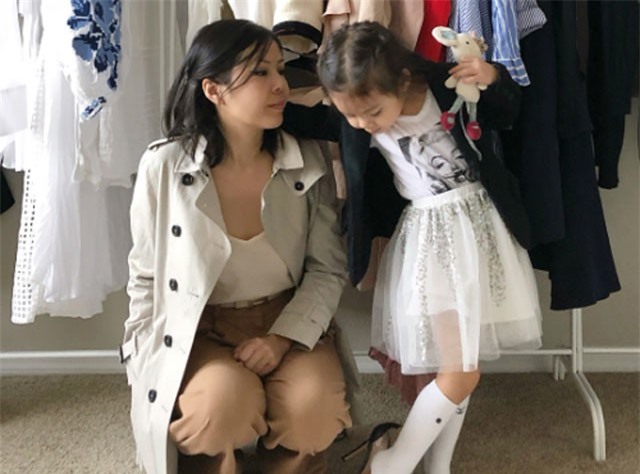 Mẹ gốc Việt bỗng nổi tiếng tại Mỹ từ chiếc váy may trong 2 giờ cho con gái