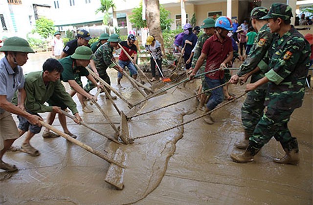 Hàng nghìn học sinh ở Nghệ An chưa thể tựu trường vì lũ
