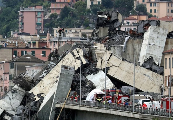 Cầu cao tốc Morandi tại thành phố Genoa sập hôm 14/8. Ảnh: Reuters.
