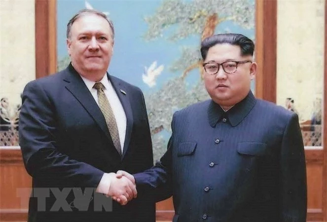 Ông Mike Pompeo (trái) trong cuộc gặp với nhà lãnh đạo Triều Tiên Kim Jong-Un (phải) tại Bình Nhưỡng ngày 26/4. (Nguồn: AFFP/TTXVN)