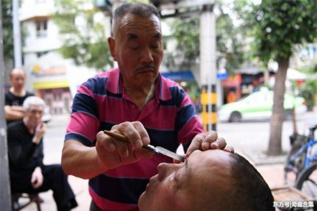 Kỳ lạ: Người thợ cắt tóc dùng dao rửa mặt cho khách gây sốc