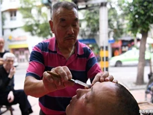 Kỳ lạ: Người thợ cắt tóc dùng dao rửa mặt cho khách gây sốc