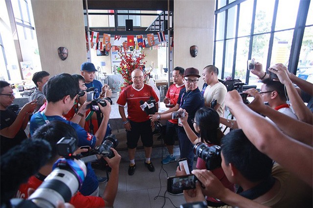 Báo chí Hàn Quốc săn đón HLV Park Hang Seo sau trận thắng sốc Nhật Bản