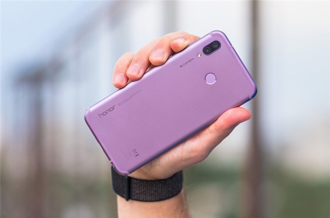 Mở hộp smartphone chơi game giá rẻ vừa lên kệ tại Việt Nam