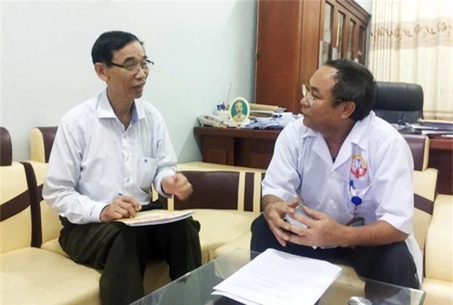Nhà báo Minh Khoa trao đổi với Phó Giám đốc Viện Pháp y tâm thần Trung ương Dương Văn Lương.