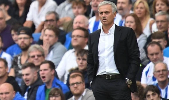 Ngán ngẩm với trận thua Brighton, fan cuồng Man Utd gây quỹ bồi thường hợp đồng sa thải Jose Mourinho - Ảnh 1.