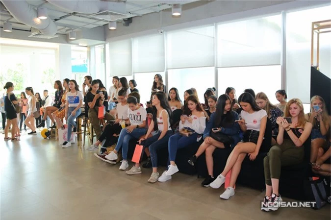 Chiều 19/8, hàng trăm người mẫu trẻ đã góp mặt trong buổi tuyển người mẫu quảng cáo do Hồ Ngọc Hà tổ chức.