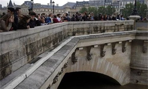 Pont Neuf, cây cầu lâu đời nhất bắc qua sông Seine, Paris, Pháp. Ảnh: AP.