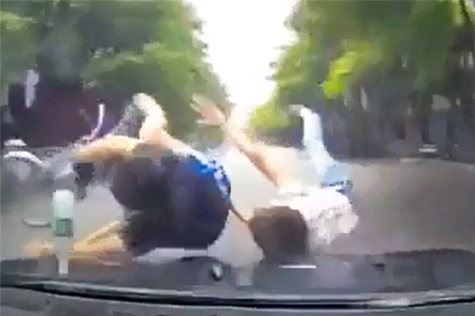 Qua đường không quan sát, 2 cậu bé bị ôtô tông