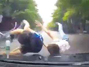 Qua đường không quan sát, 2 cậu bé bị ôtô tông