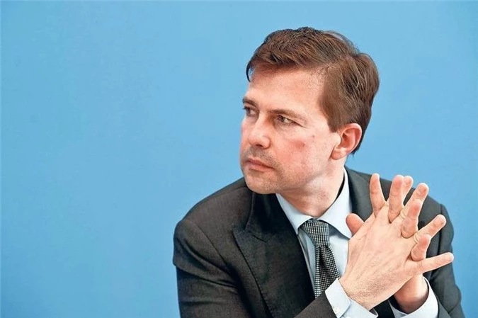 Ông Steffen Seibert.