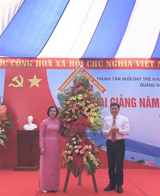 Anh Trần Văn Minh- Phó Bí thư Tỉnh uỷ Quảng Ngãi-Thừa lệnh Phó Thủ Tướng Trương Hoà Bình-Tặng hoa chúc mừng khai giảng năm học mới của Trung tâm.