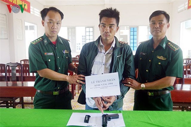 Bắt đối tượng mang vũ khí quân dụng trên tàu cá