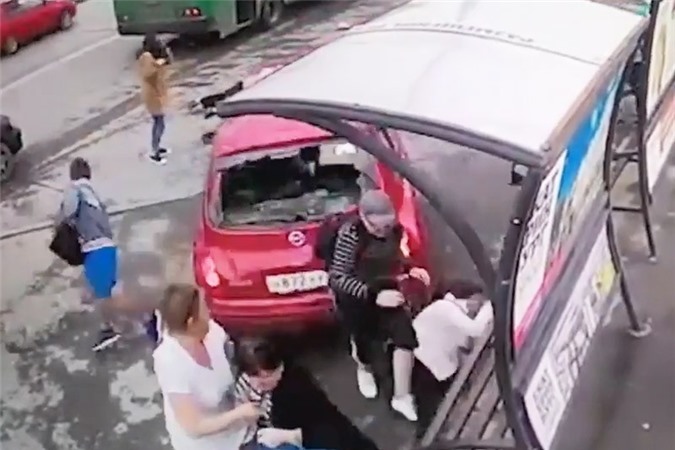 Clip: Nữ tài xế đạp nhầm chân ga, ôtô gây tai nạn hàng loạt