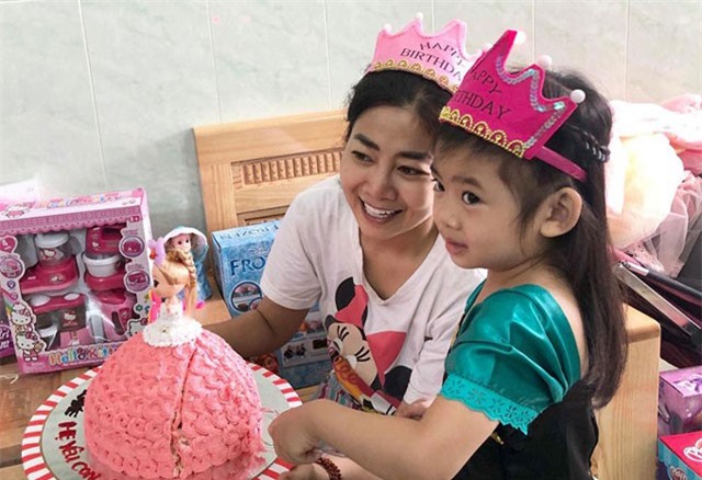 Mai Phương mừng con gái lên 5 tuổi trong bệnh viện
