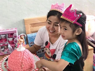 Mai Phương mừng con gái lên 5 tuổi trong bệnh viện