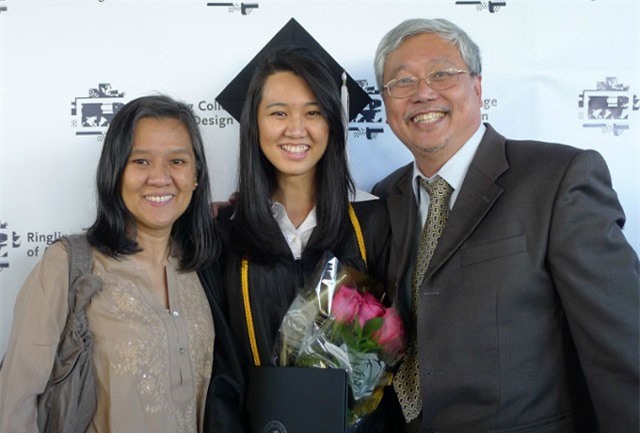 Cô gái khiếm thính trở thành họa sĩ nổi tiếng nhờ sự kiên trì của mẹ