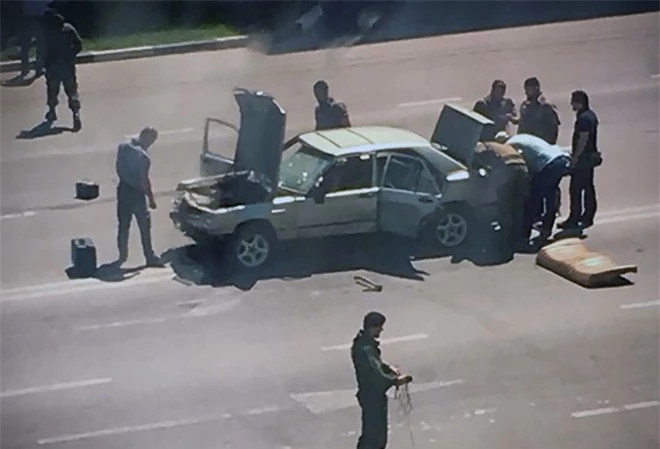 Hiện trường vụ tấn công ở thủ phủ Grozny, Chechnya thuộc Nga. Ảnh: AFP.