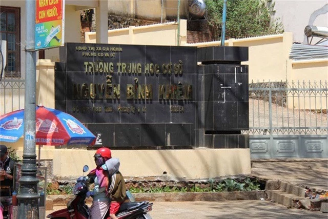 Trường THCS Nguyễn Bỉnh Khiêm nơi bàn Oanh công tác