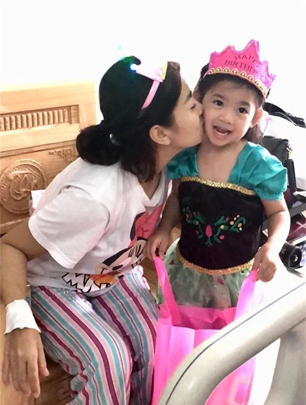 Cống chúa nhỏ của Mai Phương tròn 5 tuổi vào ngày 21/8. Những ngày qua khi nữ diễn viên nằm viện, con gái cô được một người quen chăm sóc và tạm thời phải nghỉ học.