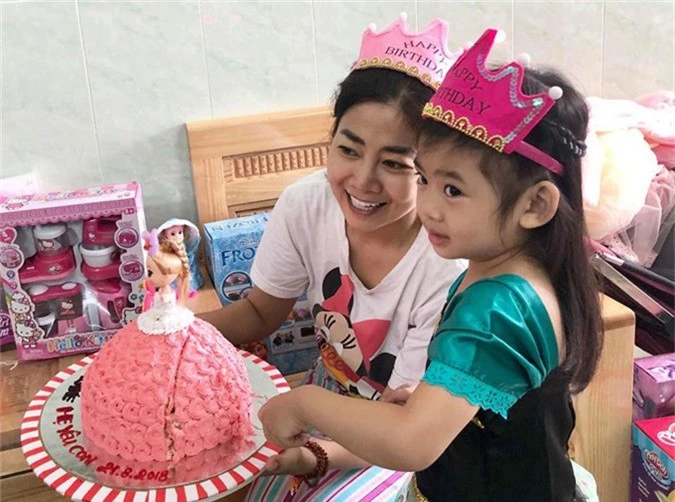 Những nghệ sĩ thân thiết với Mai Phương như Ốc Thanh Vân, Á hậu Trịnh Kim Chi giúp cô chuẩn bị bánh kem, quà sinh nhật cho bé Lavie.