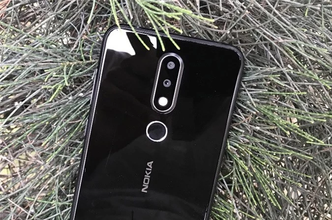 Bộ đôi camera sau của Nokia 6.1 Plus có độ phân giải 16 MP, khẩu độ f/2.0 (cảm biến màu) và 5 MP, f/2.2 (cảm biến đơn sắc). Hai máy ảnh này được trang bị đèn flash LED kép, hỗ trợ lấy nét theo pha, chụp ảnh xóa phông, quay video Full HD. 