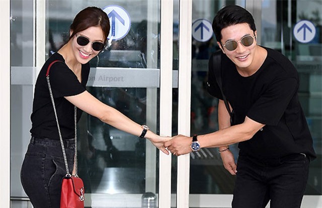 Vợ chồng Kwon Sang Woo tình tứ ở sân bay