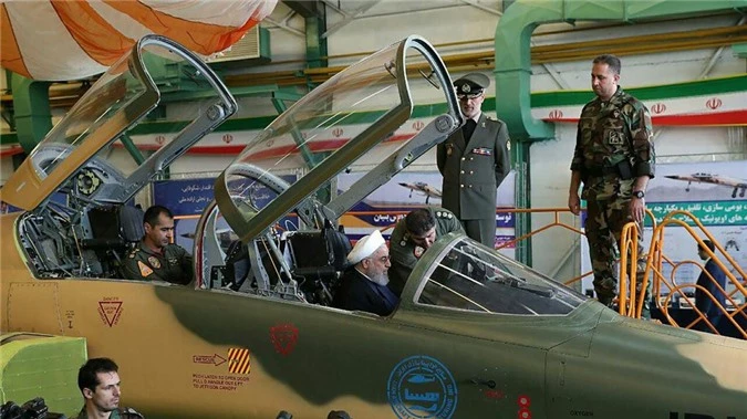 Tổng thống Iran Hassan Rouhani ngồi trong buồng lái để chỉ đạo chuyến bay. 