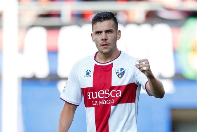 Tiền vệ: Alex Gallar (SD Huesca).