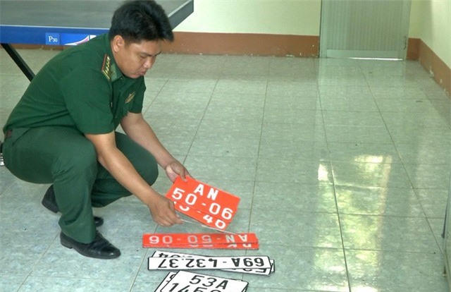 Xe chở thuốc lá lậu “thủ” nhiều biển số đỏ giả