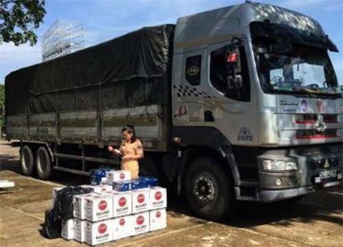 Tạm giữ xe ô tô chở hàng trăm chai rượu ngoại không có giấy tờ hợp lệ