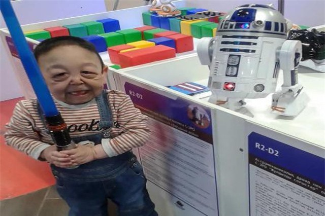 Cậu bé mới 6 tuổi có vẻ ngoài như ông lão 60