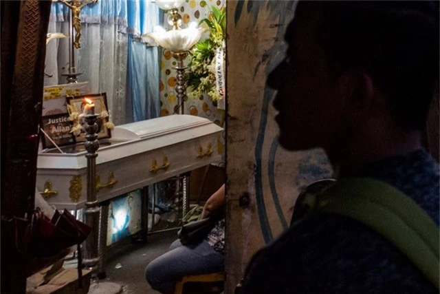 Quan tài màu trắng trong lễ tang của Allan Rafael tại Philippines (Ảnh: New York Times)