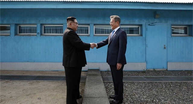 
Tổng thống Hàn Quốc Moon Jae-in và nhà lãnh đạo Triều Tiên Kim Jong-un bắt tay nhau tại biên giới liên Triều hôm 27/4. (Ảnh: AFP)
