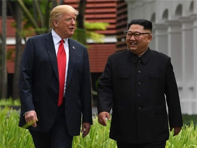 Tổng thống Trump và nhà lãnh đạo Kim Jong-un gặp nhau tại Singapore (Ảnh: AFP)