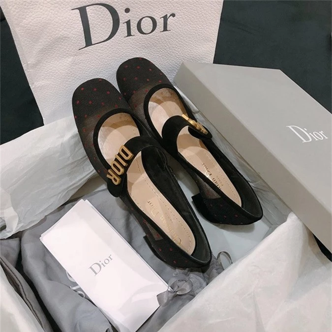 Người đẹp được một người bạn tặng đôi giày Dior mà cô yêu thích nhân dịp sắp đến sinh nhật.