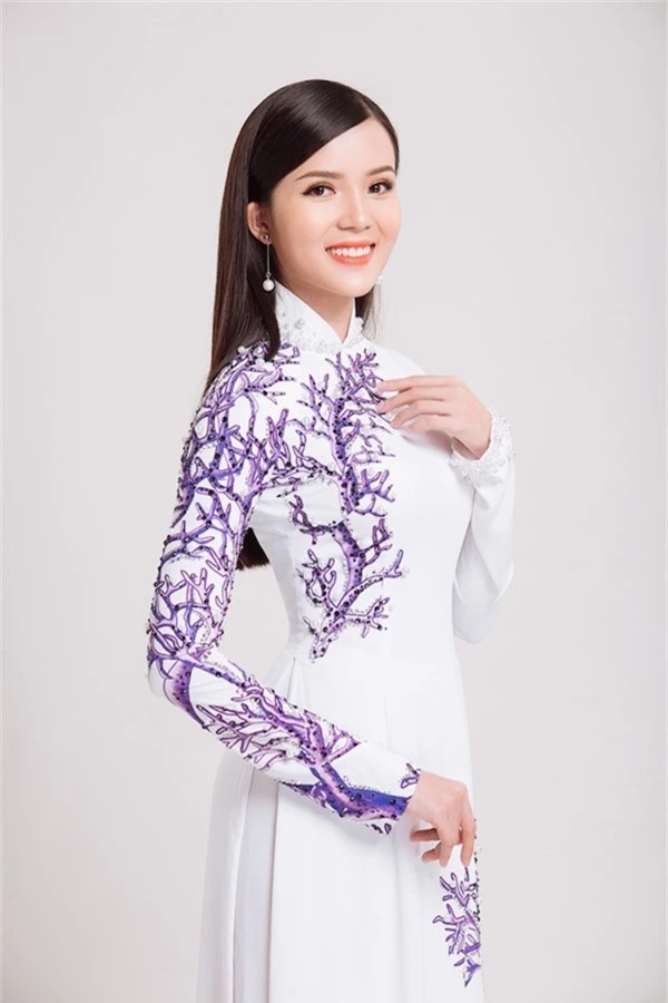Người đẹp từng chiến thắng cuộc thi Hoa khôi Sinh viên Cần Thơ 2014, lọt vào vòng chung kết Hoa hậu Việt Nam 2016. Hiện cô sinh sống ở TP HCM và làm việc tại một ngân hàng.