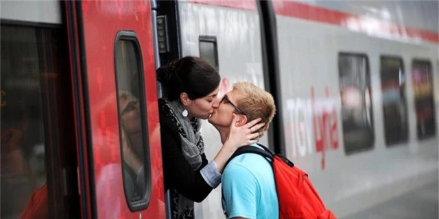 Một cặp đôi thể hiện tình cảm tại ga tàu (Ảnh: BBC)