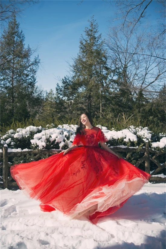 Giữa rừng tuyết trắng vào mùa đông, Tuyết Lan nổi bật với váy xòe đỏ tươi của Lê Thanh Hòa.