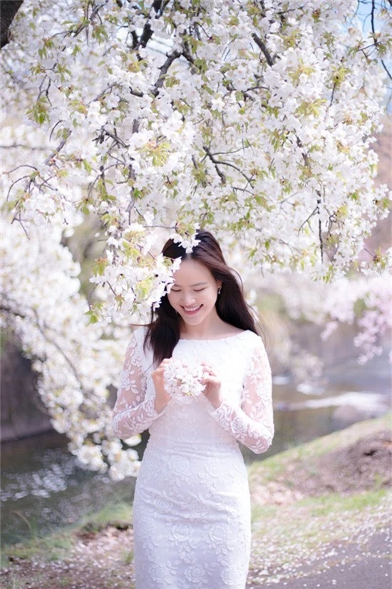 Tuyết Lan chọn váy ren kiểu dáng đơn giản, hòa mình trong không gian dịu mát của tiết trời mùa xuân.