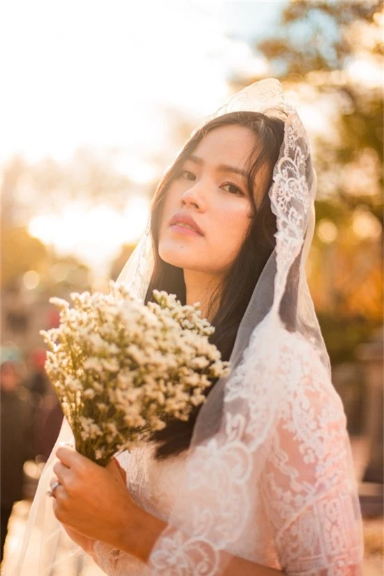 Cô dâu Tuyết Lan trẻ trung trong tiết trời rực rỡ nắng vàng mùa hạ.